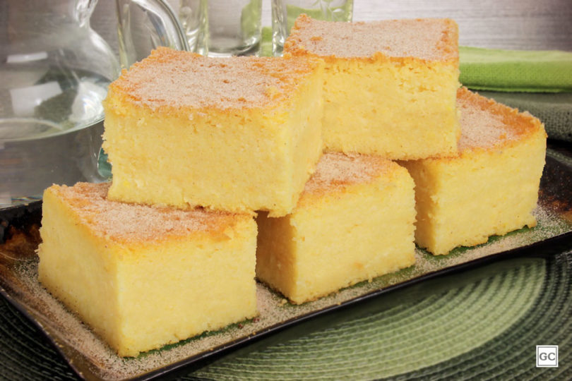 Bolo de fubá cremoso para o café da tarde